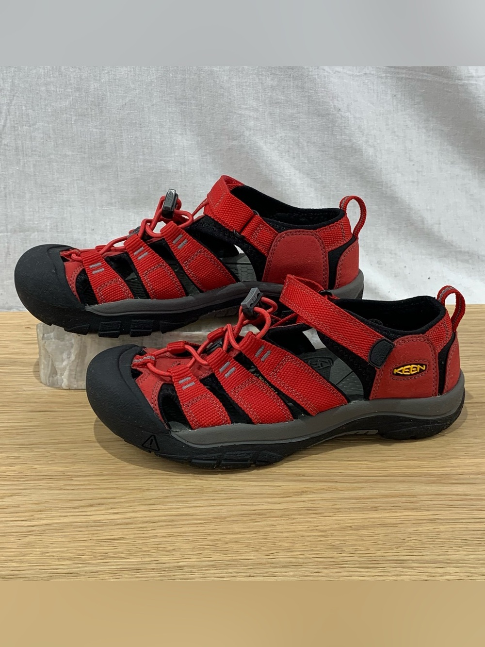 Keen Newport H2 Kid’s Size 4 Red Black Hiking Sandals